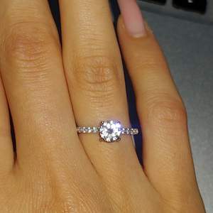 Otroligt gnistrande ring i 925 silver med kubisk zirkonia! Oanvänd🌺