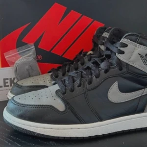 Air Jordan retro high 1 - Väldigt snygga och bra skick storlek 44.5  Priset kan diskuteras.