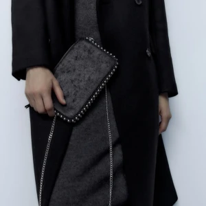 Zara väska  - En zara väska i bra skick inte så andvänd. 💗kedjan har tappat lite färg men det syns knappt och man kan byta kedjan.