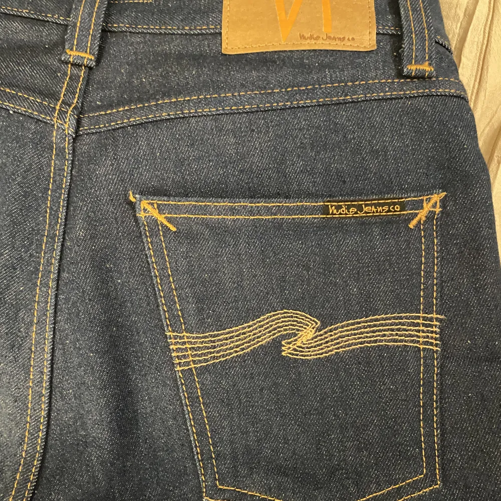 Nudie jeans i modell Rad rufus, färg 70’s dry blue, snygg passform. Använd 1 gång. Nypris: 1195. (Sista bilden visar färgen bäst) Strolek: 27/30. Jeans & Byxor.