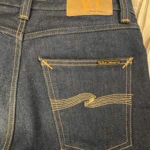 Nudie jeans i modell Rad rufus, färg 70’s dry blue, snygg passform. Använd 1 gång. Nypris: 1195. (Sista bilden visar färgen bäst) Strolek: 27/30