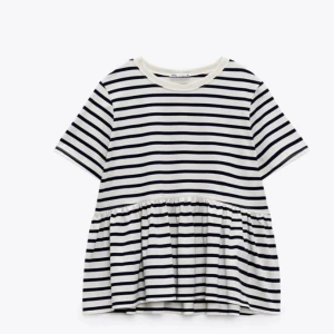 Zara volang tröja - Superfina volang tröjor från zara. Säljer i både rött och blått. Inga defekter utan säljer pga kommer inte till andvändning längre. 120kr styck eller båda för 200kr! Först till kvarn! 