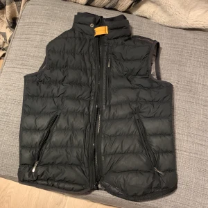Parajumper väst - Byter denna väst kom med offer Eller säljer för 800kr