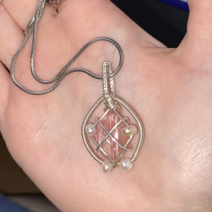 Körsbärskvarts - Halsband. Egengjort. Riktig kvarts virad i silverplaterad tråd med pärlor. Frakt ingår. Skriv om du har frågor❤️