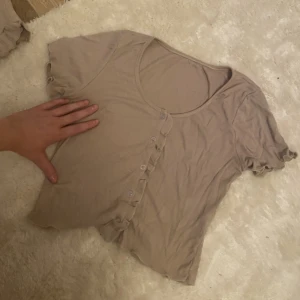 Topp - Beige topp med knappar fram! Sparsamt använd💞från Monki 