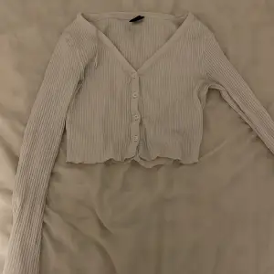 Vit långärmad tröja med knappar där framme, från Gina storlek xs