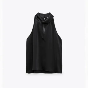 Zara topp - Såsåså snygg topp i satin från zara! Helt ny med lappen kvar, säljer då den inte rikigt satt som jag tänkte mig, helt slutsåld 