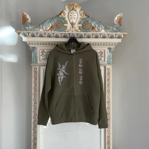 One Of One Hoodie - Säljer nu min gröna one of one hoodie. Köptes på one of ones hemsida under ett drop. Kan mötas upp i Göteborg eller frakta!