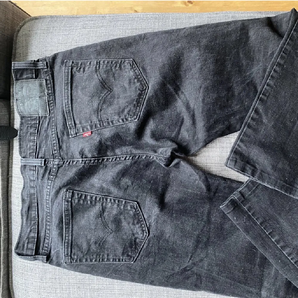Levis jeans svart gråa, 30/34, är kortare i storleken! Bra skick, använda men sitter as skönt! Passar en 170-175 skulle ja säga Fråga om du e osäker på något :). Jeans & Byxor.