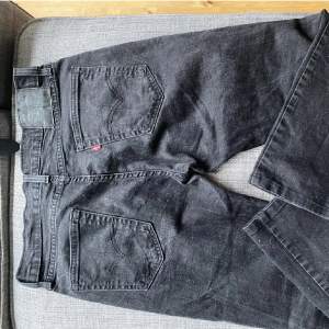 Levis jeans svart gråa, 30/34, är kortare i storleken! Bra skick, använda men sitter as skönt! Passar en 170-175 skulle ja säga Fråga om du e osäker på något :)