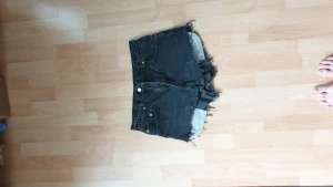 Levi's 505 jeansshorts - Levi's jeansshorts i urtvättad svart färg, hög midja och strl 30 i midjan men jag har oftast 26-28 så skulle säga att de är mer där nånstans. de har dock blivit lite för stora på mig för att de ska sitta bra, fett snygg fit annars ✨