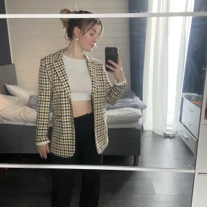 Rutig kavaj - Hej! Säljer dena kavaj från hm då den aldrig använts, så i ny skick. Endast hunnit dra bort prislappen. Tveka inte på att skriva vid frågor! Hund och katt finns i hemmet.☺️