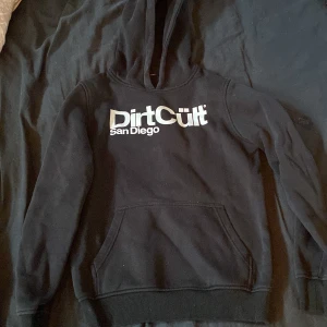 Dirt cult Hoodie  - Dirt cult san Diego Hoodie💥 fick förra julen💗 inte jätte mycket använd men har använt den ganska mycket 💗 säljer för jag inte använder längre💗 tryck inte på köp nu!!!!!💗 skriv om ni har några frågor 