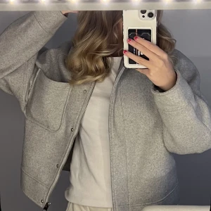 Kort kappa NAKD - En kort kappa ifrån nakd, bra skick men lite nopprig. Använd fåtal gånger. Köparen betalar för frakten😊👌🏽