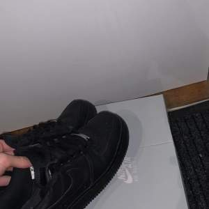 Säljer mina feta black airforces som nästan är helt nya kartongen medföljer tyvärr så har jag slarvat bort kvittot.