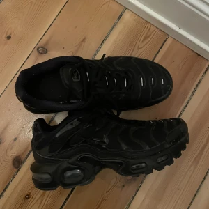 Nike air max plus - Säljer dessa balla Nike air max plus i stl 37.5!!🤩nypris 2000kr och enbart använda vid ett tiotal ggr!