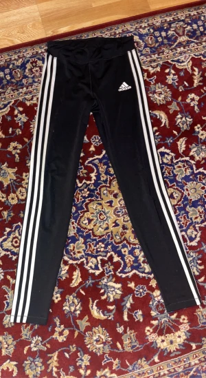 Adidasbyxor  - Adidas tajts fint skick 