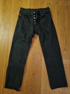 Weekday Space Relaxed Jeans - Jag säljer dessa jätte snygga Space Relaxed Straight Jeans i svart från weekday . Den är i storlek 27/32 och passar inte längre men är i bra skick!