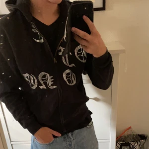 One of One - Säljer min killes one of one hoddie då han aldrig använder den. Alla stenar är kvar och den är i fint skick storlek S. Nypris är 1200, 600kr? Pris kan diskuteras 