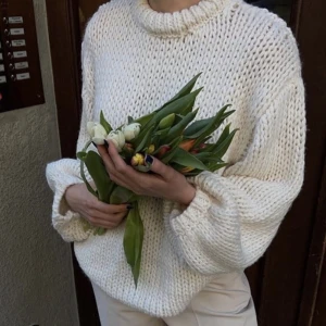 NA-KD vit stickad tröja - En vit stickad tröja som kommer ifrån NA-KD, enbart använd en gång och därmed i väldigt bra skick💕slutsåld på webbsidan med nypris på 499 kr