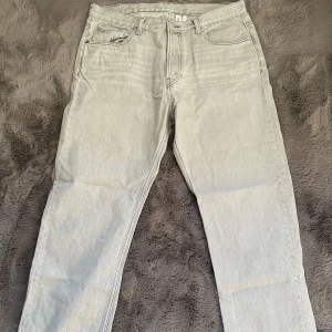 Weekday jeans - Oanvända Weekday jeans i snygg färg.