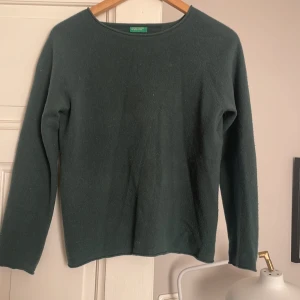 Jättefin ull tröja - Säljer denna jättefina 100% ull tröja från benetton. Den är som nyskick med inga noppror eller slitningar. Jättefin färg💕