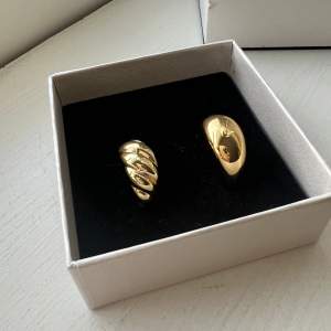 Två stycken oanvända ringar ifrån mulicollection. Säljer för jag köpte dubbelt.  Ringen till höger är 17 mm och ringen till vänster är 16 mm