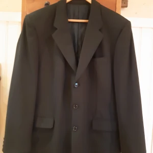 Kavaj - Säljer en svart herrkavaj i fint skick, i storlek 52 av märket Turo (made in Finland)