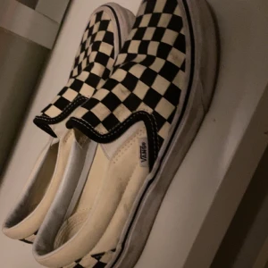 Skor - Rutiga vans skor i storlek 37, fint skick och kommer att tvättas innan dom säljs 😊