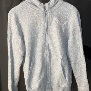 Puma hoodie i storlek L men sitter som en S.  Aldrig använd i min ägo 