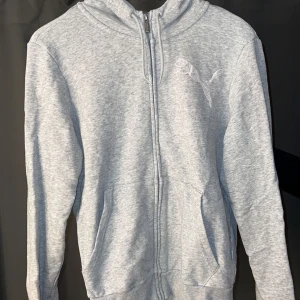 Hoodie  - Puma hoodie i storlek L men sitter som en S.  Aldrig använd i min ägo 