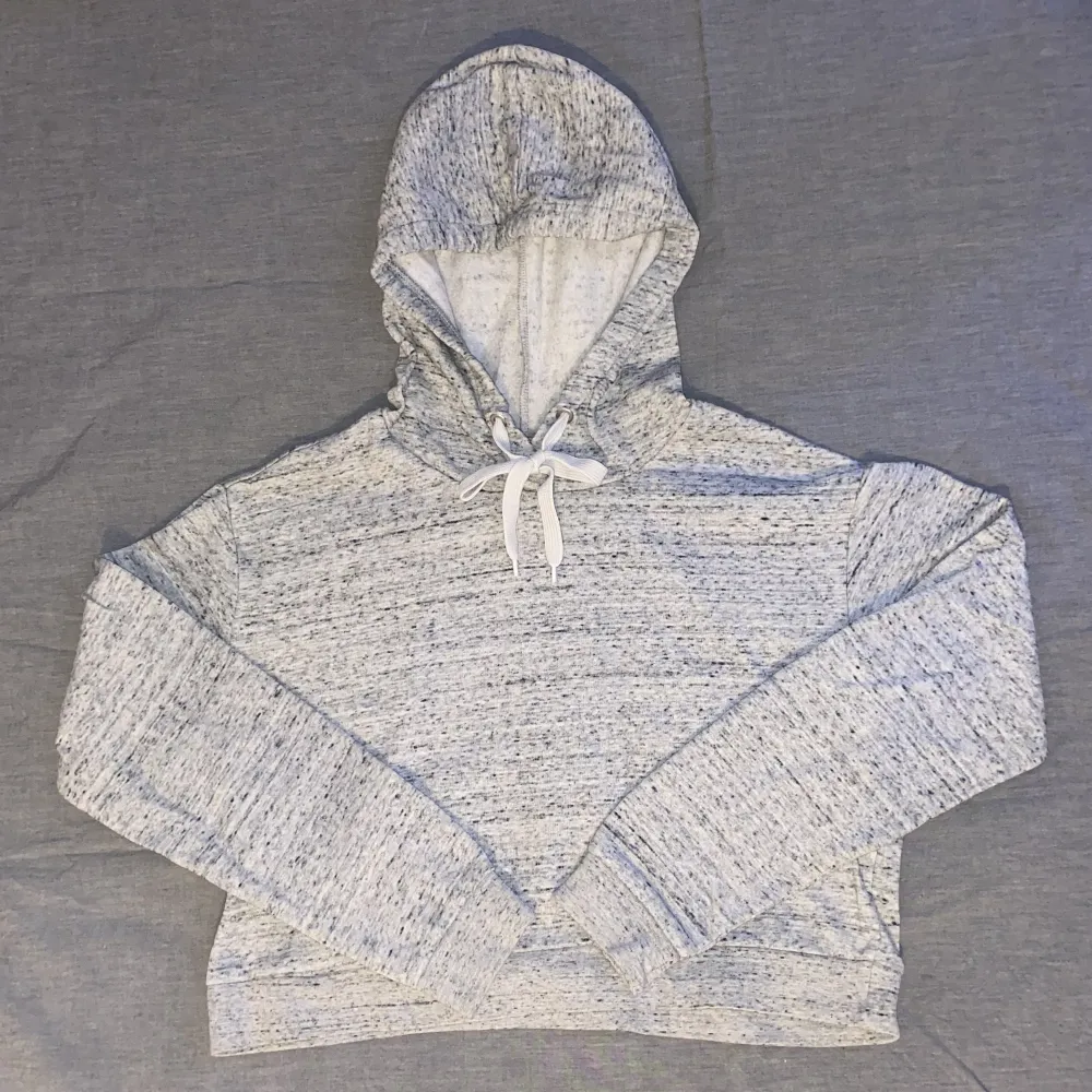 Grå croppad hoodie 🤍 Bekväm och så snygg med ett par stora mjukisbyxor!. Hoodies.