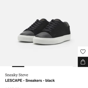 Sneaky Steve Skor - Säljer mina sneaky steve skor då jag letar efter nya skor. Nya, beställde för ca 2-3 veckor sedan. 9/10 skick. Bara lite smutsiga. Kan självklart göra rent de om det behagas. Sitter lite större i storleken. Skriv gärna om ni har frågor eller fler bilde 😊 