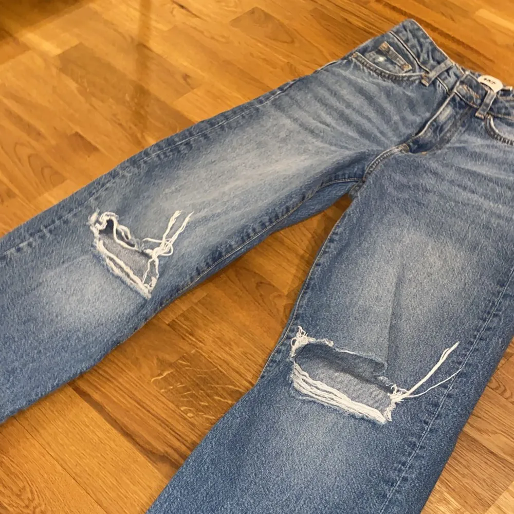 Säljer mina blåa jeans som är raka med hål💓 Sitter jättebra över benen och rumpan och är bekväma! inga fläckar eller hål💓 Säljer pga att de inte kommer till användning! . Jeans & Byxor.