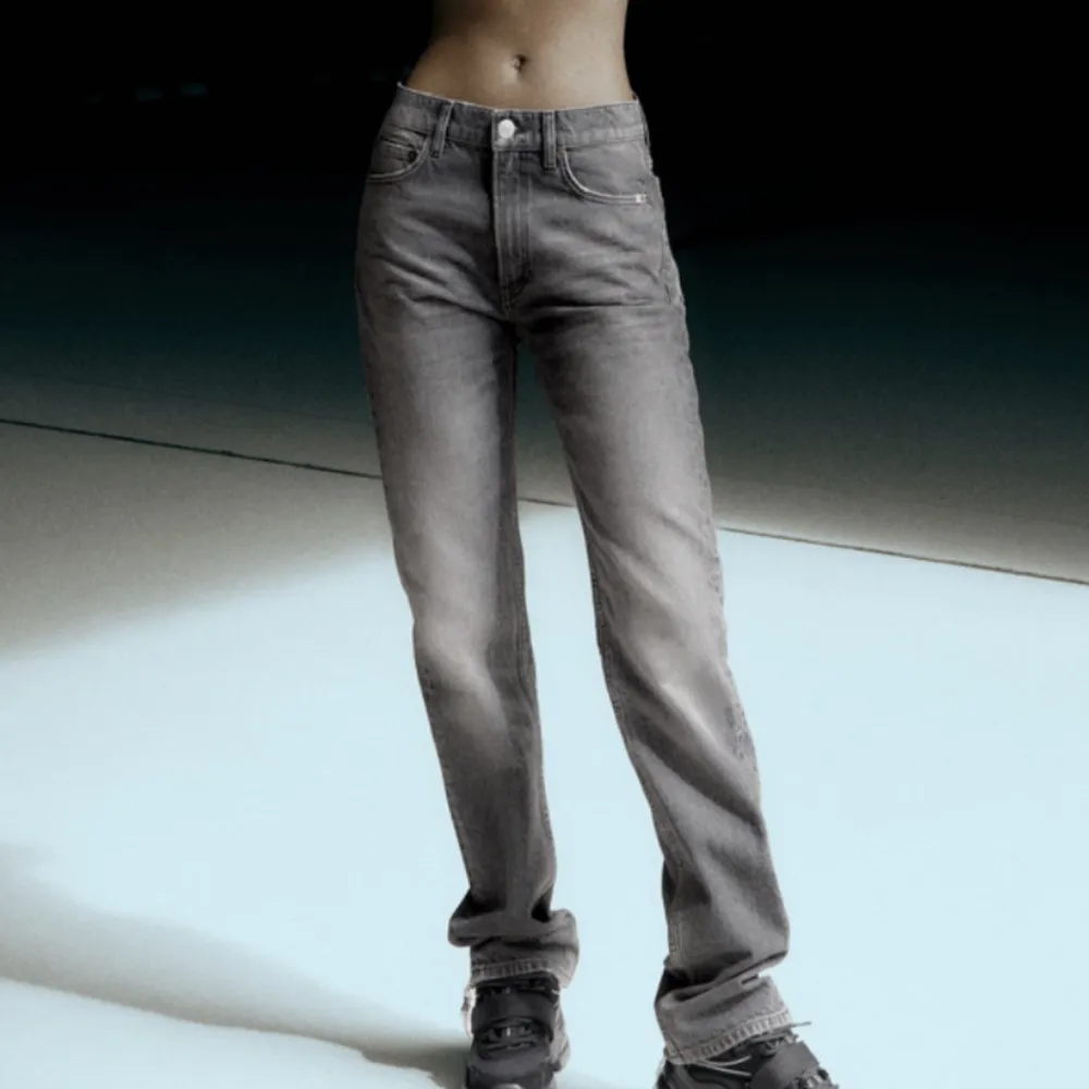 Gråa mid-waist jeans från Zara i storlek 36☺️ skriv för fler bilder!. Jeans & Byxor.