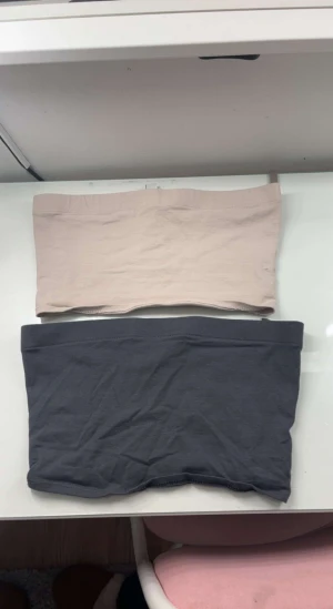 Kort tröja - Två midjemag tröjor köptes för 99kr säljer båda för 50kr+frakt och en för 30kr+ frakt storlek S men funkar som Xs säljer då den inte kommer till användning ❤️