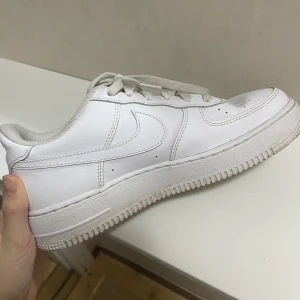 Nike air force 1s - Säljer dessa fina och trendiga af1s. Jag har ej tagit på mig dem ofta pga stor storlek.  Med nya skosnören är dem så gott som ny !❤️ ordinarie pris: 1100 