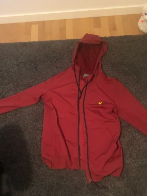 Lyle and scott hoodie röd - Säljer min röda lyle and scott hoodie för 600kr, original pris 900kr och har haft den i några månader och den är 9/10 skick och den är inte smutsig eller sönder nån stans  ( skriv till mig om du vill ha bilder och diskutera pris ) storlek S