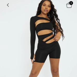 Rebellious Fashion Cut Out - Playsuit i size 8, nyskick. Inget fel med den, taggen är fortfarande kvar. Pris kan diskuteras & skicka privat för fler bilder. 