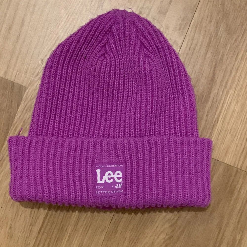 Lee (h&m collaboration) hat that it’s been used, don’t like the color anymore :(. Övrigt.