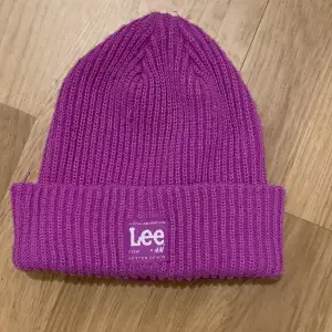 Lee (h&m collaboration) hat that it’s been used, don’t like the color anymore :(