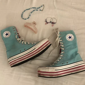 Platå converse - Snygga Converse hög ankel skor med platå!! 🤍Säljer pga de är försmå, supersöta nu till vår! 250kr + frakt💕(orginalpris 1200kr) storlek 5 (37,5) 💙