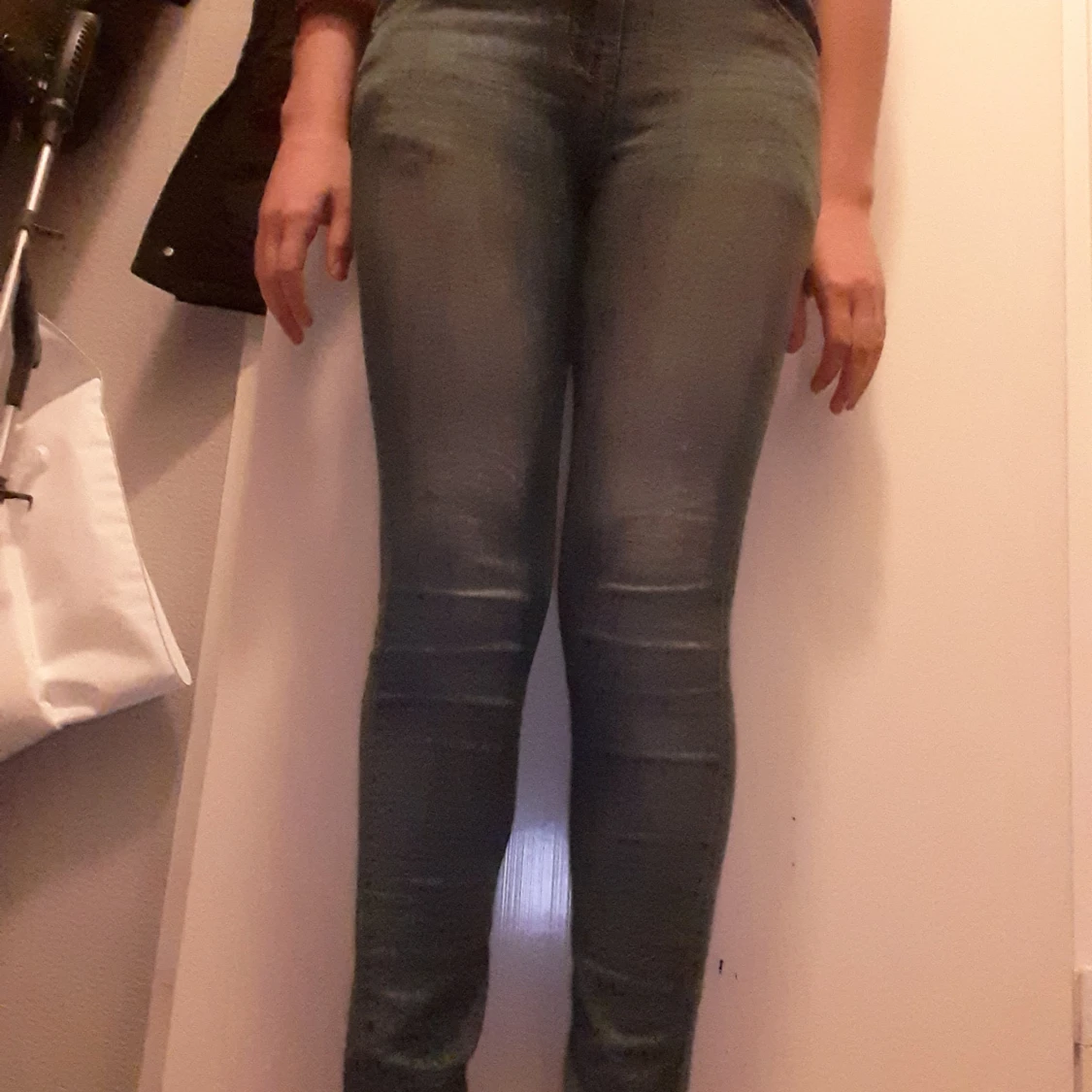 Skini jean för bara 50kr ingen retur mer är skit skön rekomenderar att köpa innan den säljs passa på🙂de är smal size - 91