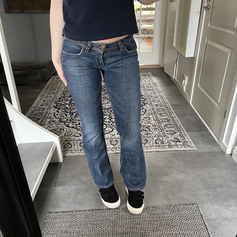 Superfina Levis jeans, går att få längre om man sprättar upp kanten längst ner 💞lågmidjade ! Om jag får något direktbud privat så kan jag sälja innan budet är slut! . Jeans & Byxor.