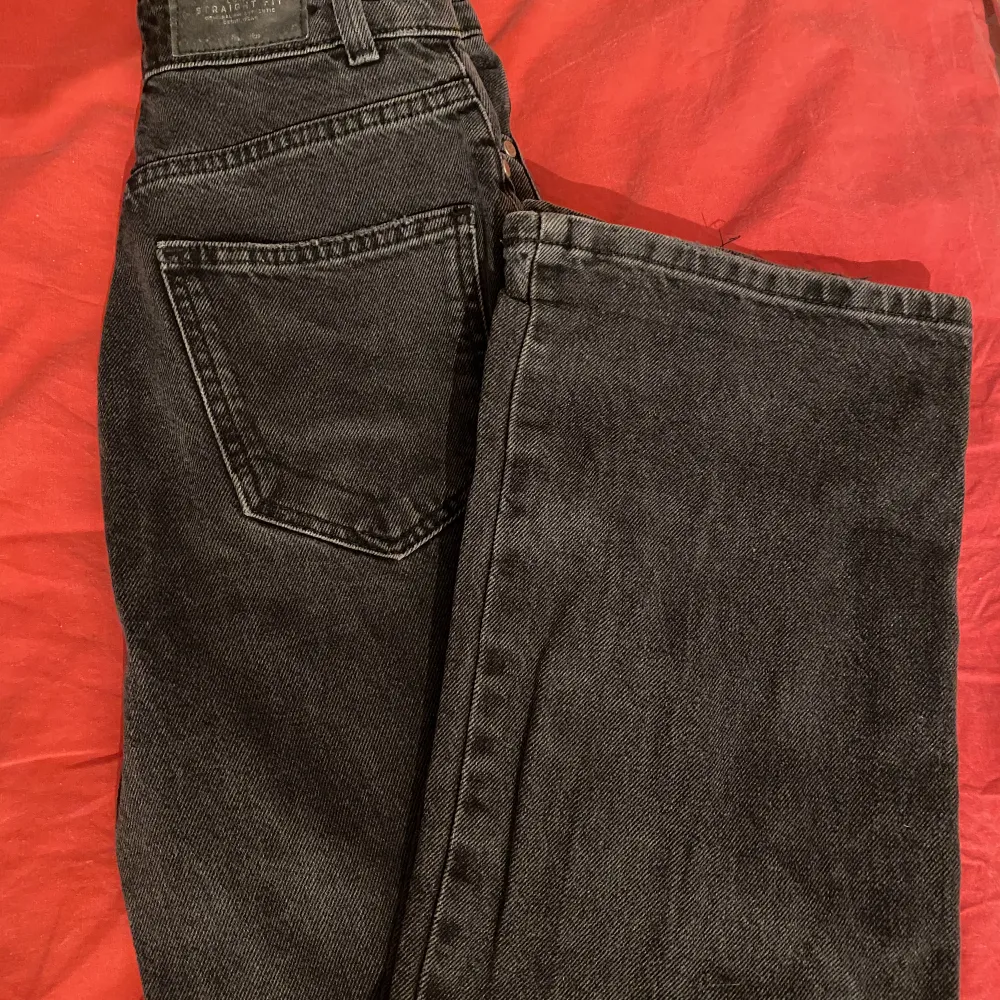 Svarta jeans köpta för lite mer än 1 årsen. Säljer pga av att den inte kommer till användning. . Jeans & Byxor.