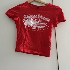 Tajt T-shirt  - Har knappt använt. Storleken som står är xxs men skulle säga att den passar xs också. Kontakta för fler bilder eller om du undrar något.