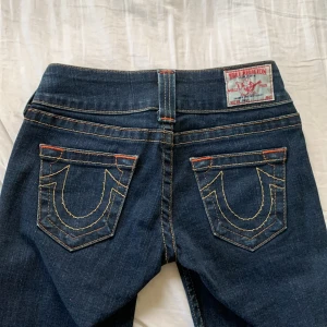 True religion jeans - Säljer fler jeans!😽Använd köp nu<3  Midja:68 Innerben:82 Jag är 169 med W28 som referens🫶