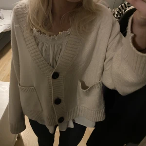 Stickad kofta  - Kommer tyvärr inte till användning! Skriv vid frågor💕