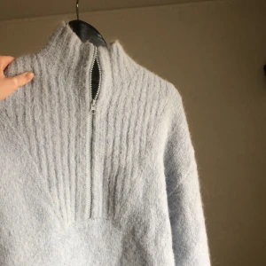 Alpacka stickad tröja  - Säljer Weekdays fina Selina Zip Sweater med alpackaull för att den inte kommer till användning längre. 