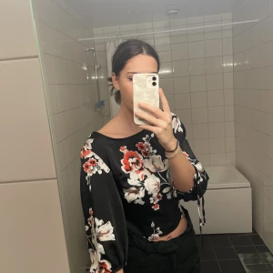 Blus  - Blus med öppen rygg, bra skick 